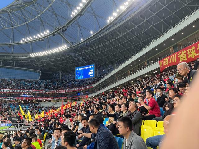 半岛体育入口-主场观众的热情助威，为球队助力加油